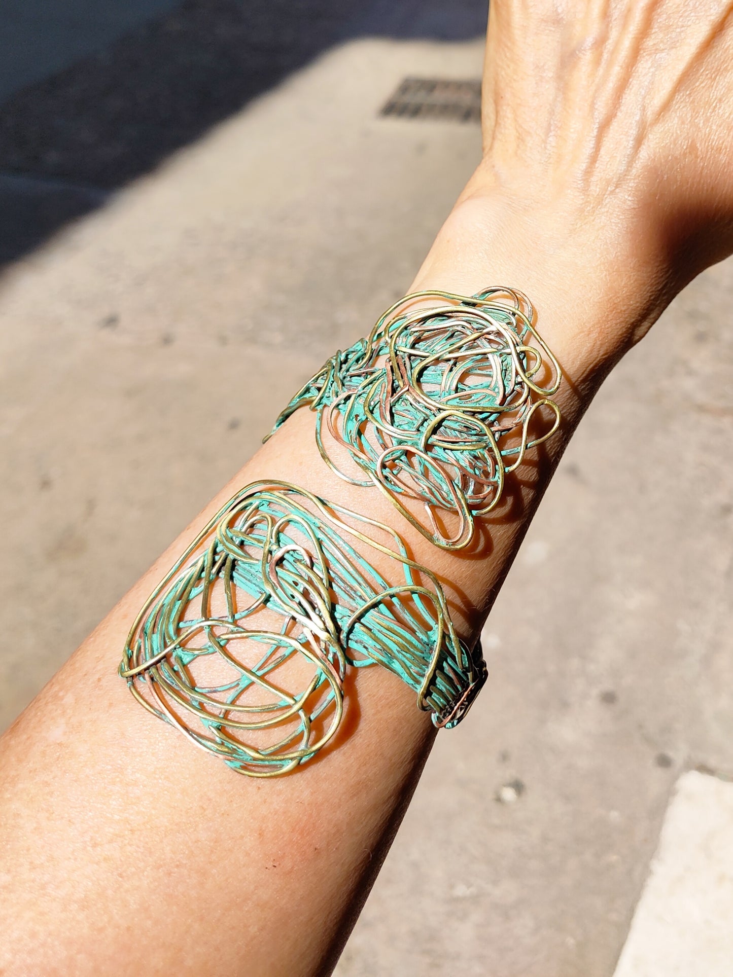 Brazalete único con patina verde