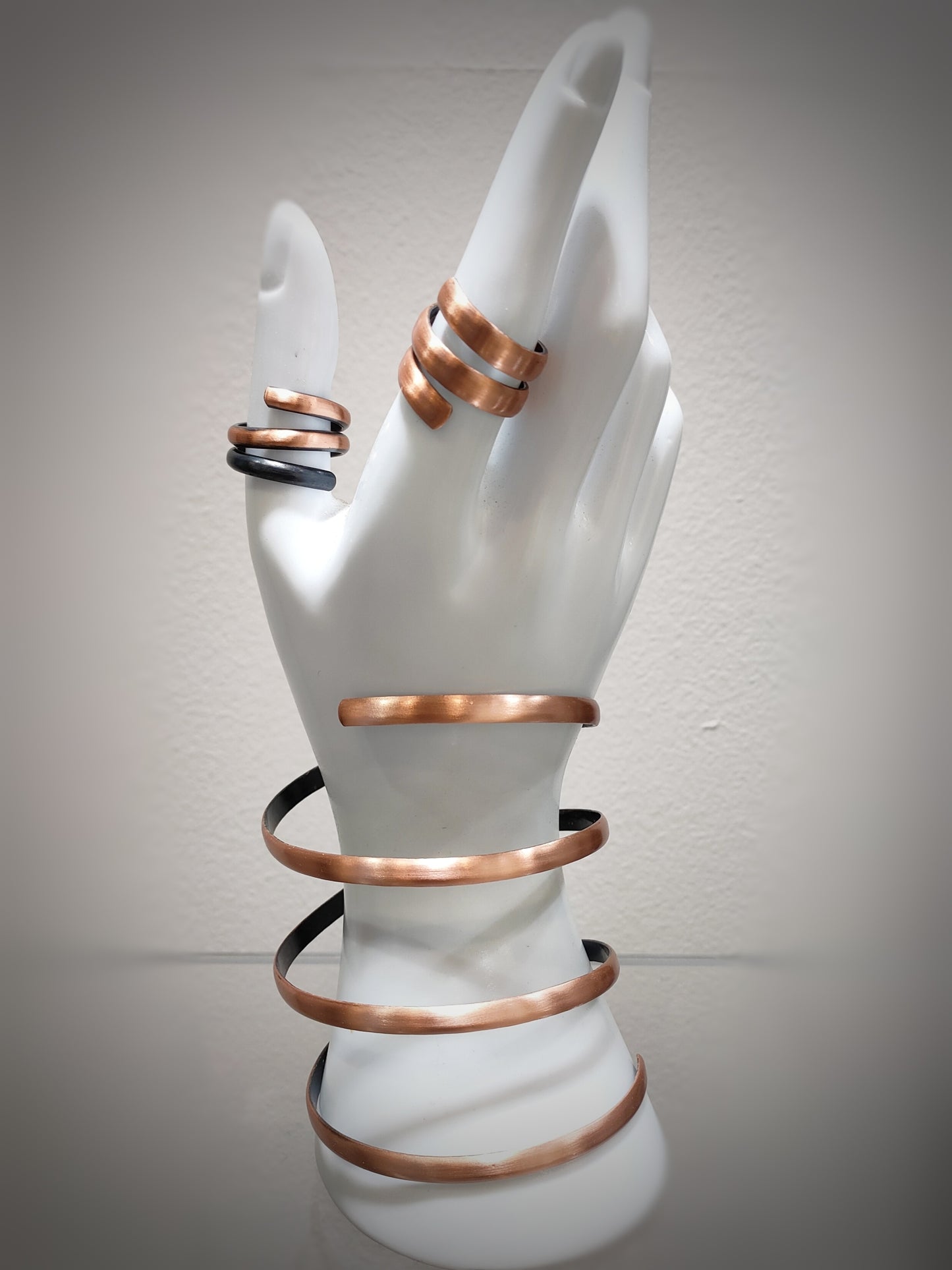 Pulsera de espiral en bronce chapada en oro, creación exclusiva de Amparo Valencia. Joyería de autor y joyería artesanal con diseño único y elegante.