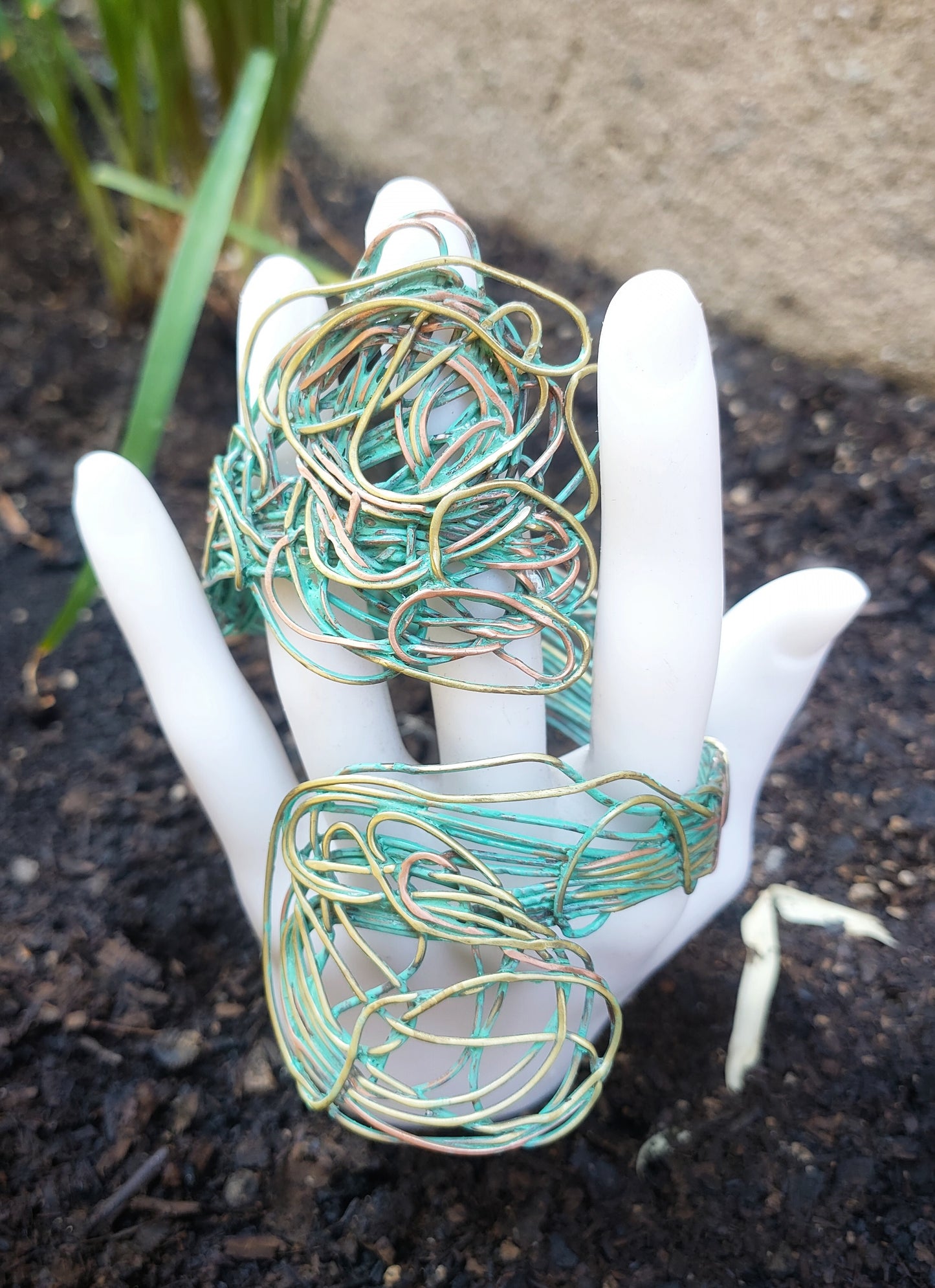 Brazalete único con patina verde