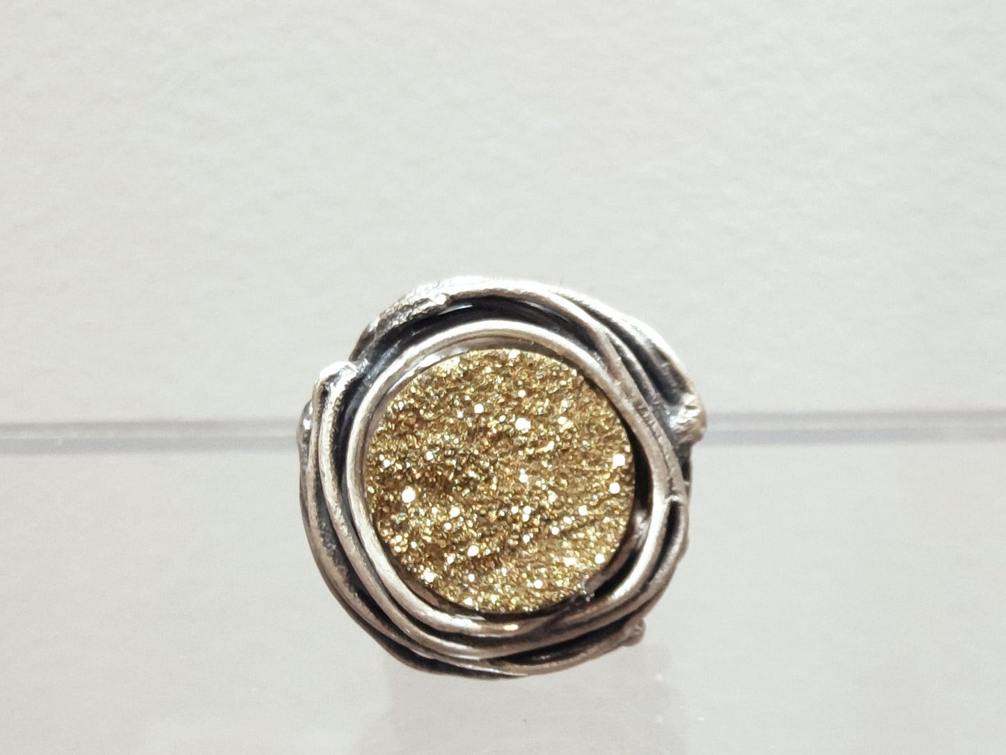 Anillo único de plata con piedra drusa dorad - Amparo Valencia Joyas