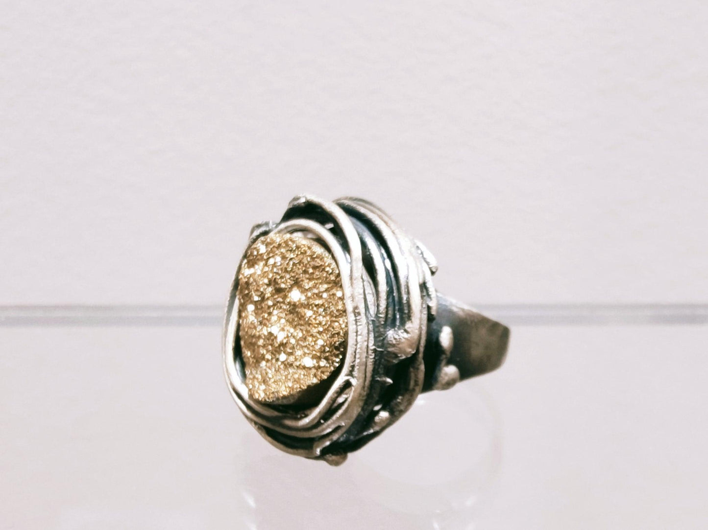 Anillo único de plata con piedra drusa dorad - Amparo Valencia Joyas