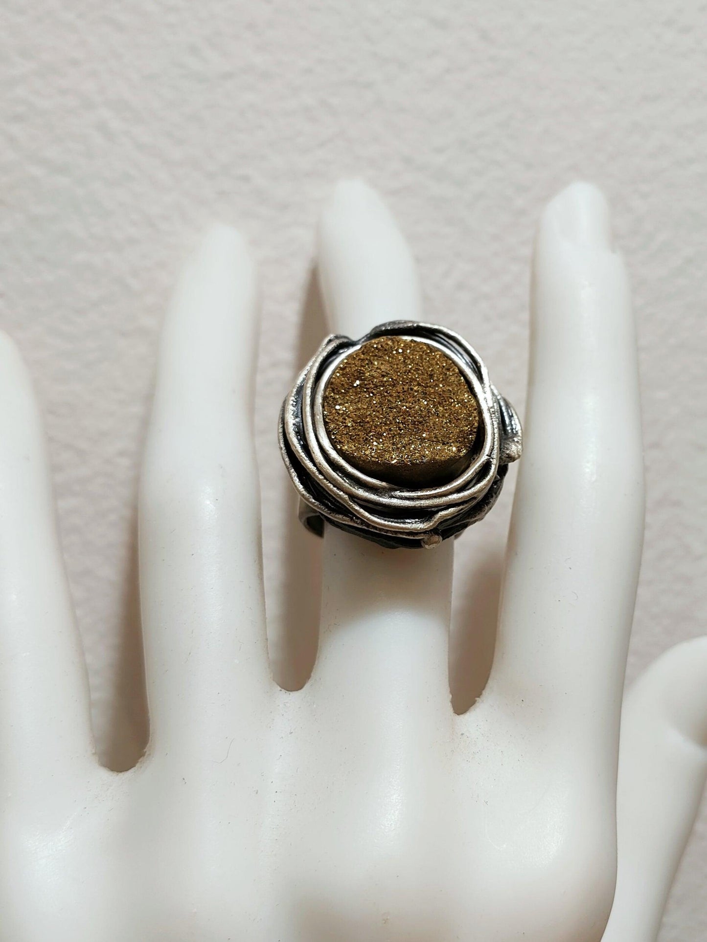 Anillo único de plata con piedra drusa dorad - Amparo Valencia Joyas