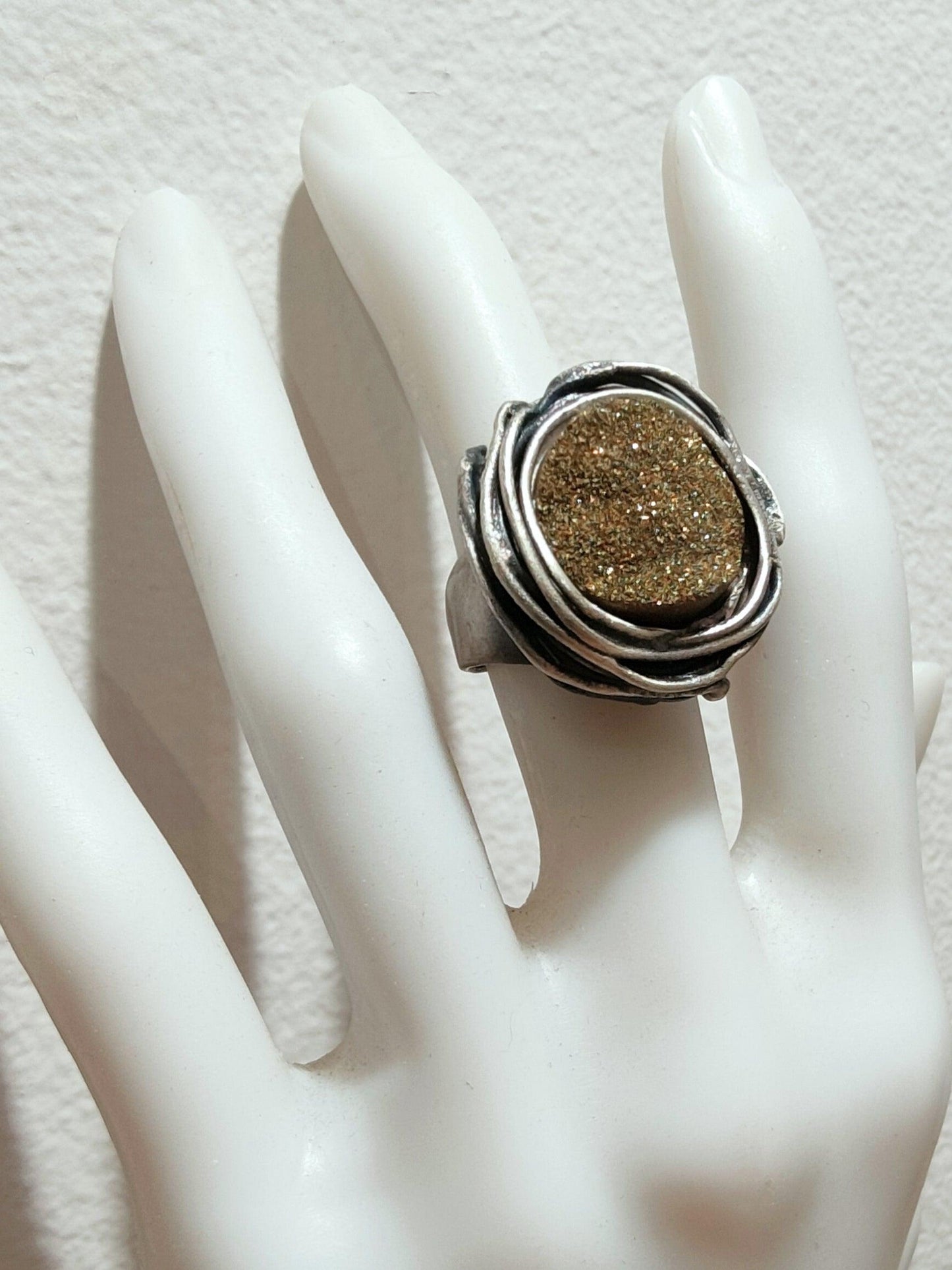 Anillo único de plata con piedra drusa dorad - Amparo Valencia Joyas