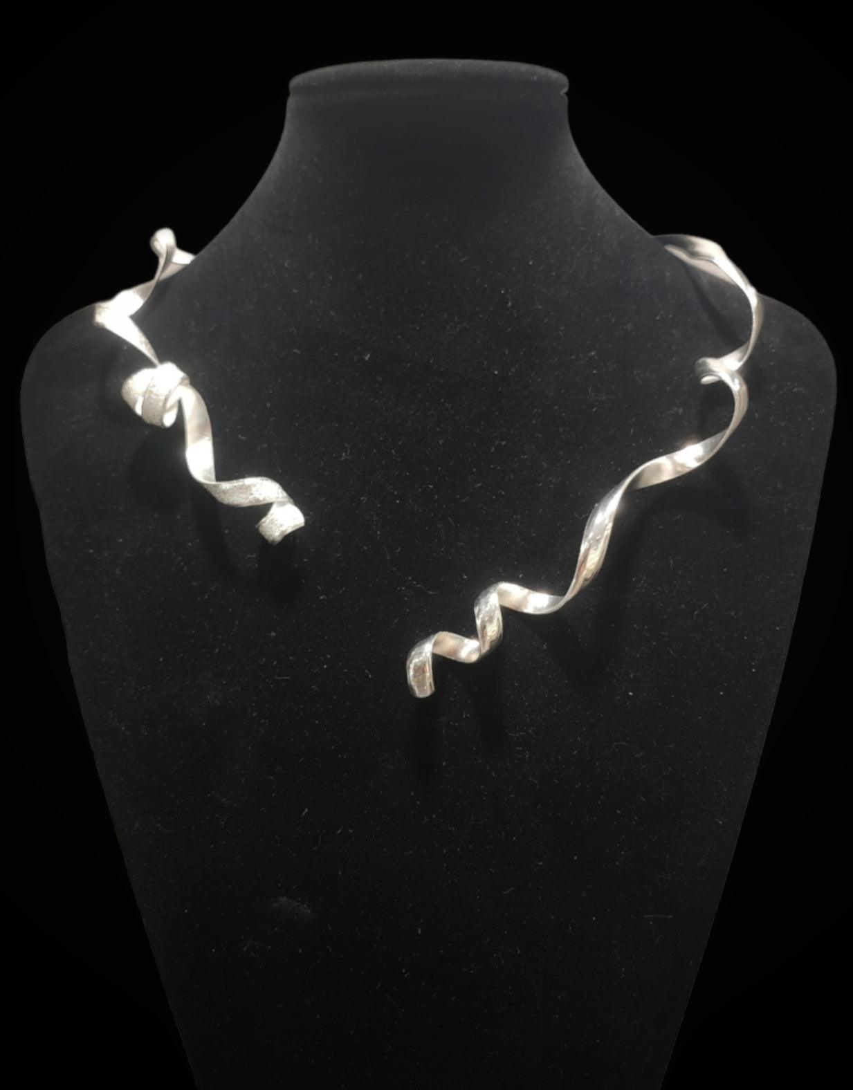 Collar Isis rígido baño de plata - Amparo Valencia Joyas