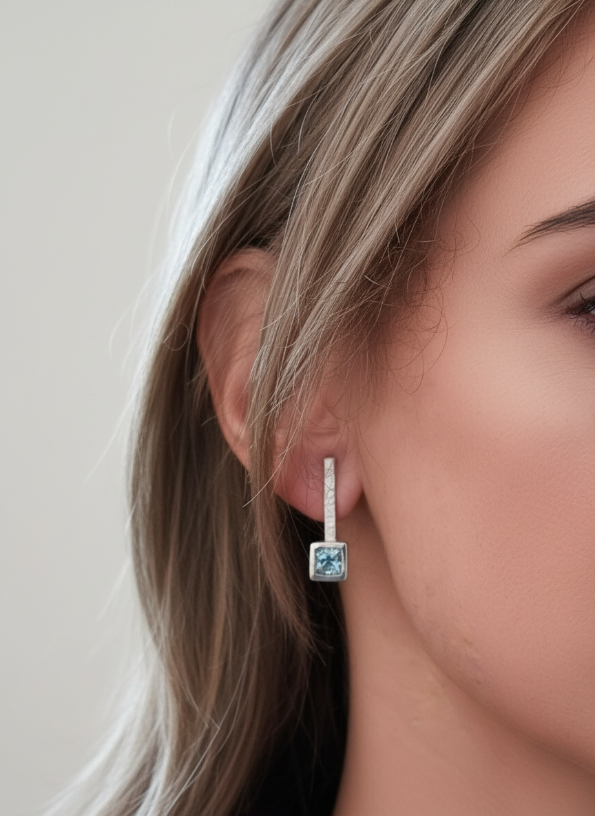 Aretes cuadrados de plata mate con topacio azul