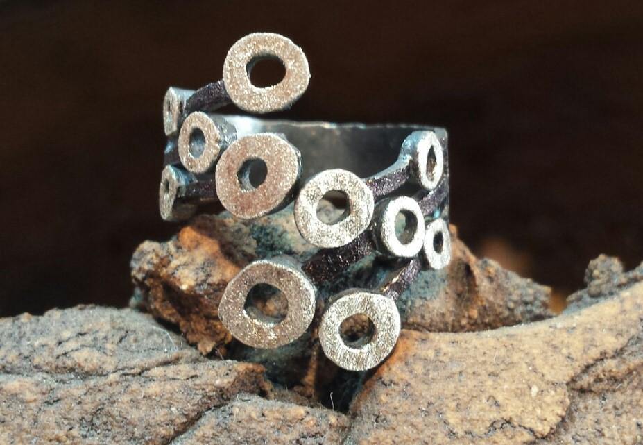 Anillo de círculos de plata mate y oxidada realizado artesanalmente por Amparo Valencia