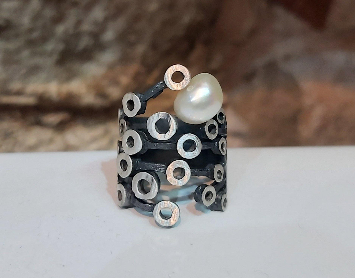 Anillo exclusivo de plata con perla cultivada, hecho a mano por Amparo Valencia. Joyería artesanal en Barcelona