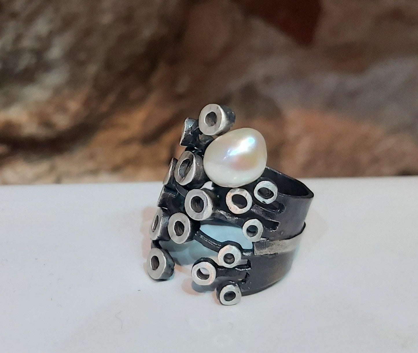 Anillo exclusivo de plata con perla cultivada, hecho a mano por Amparo Valencia. Joyería artesanal en Barcelona