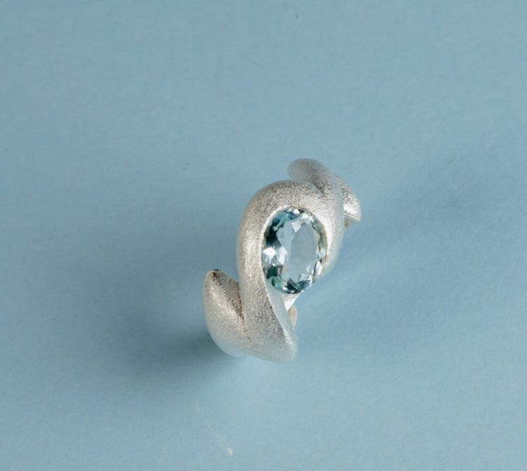 Anillo con Aguamarina natural de la colección Aguamaria de Amparo Valencia Joyas