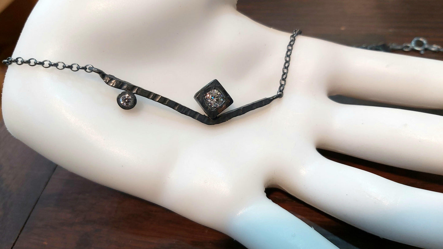 Colgante de plata negra con zirconita. Hecho a mano. Joyeria artesanal para mujer