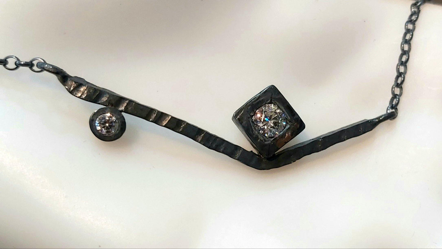 Colgante de plata negra con zirconita. Hecho a mano. Joyeria artesanal para mujer