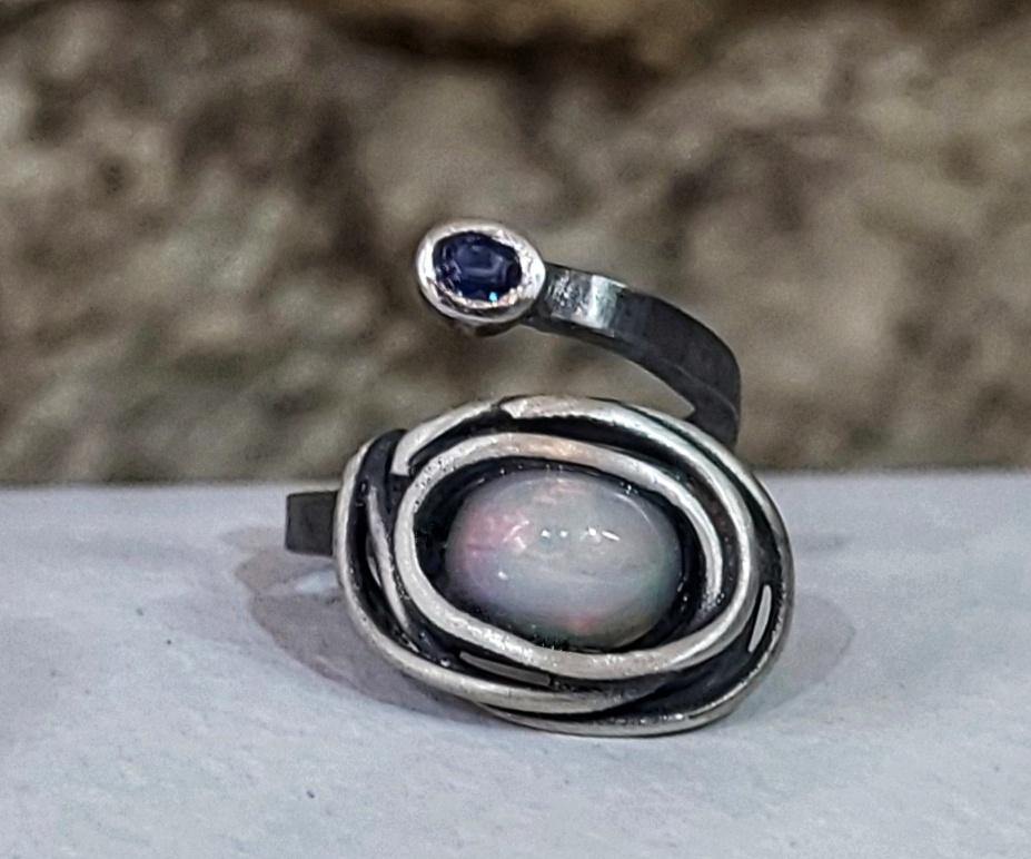 Anillo exclusivo de plata con ópalo y zafiro de la colección únicas, hecho a mano por Amparo Valencia