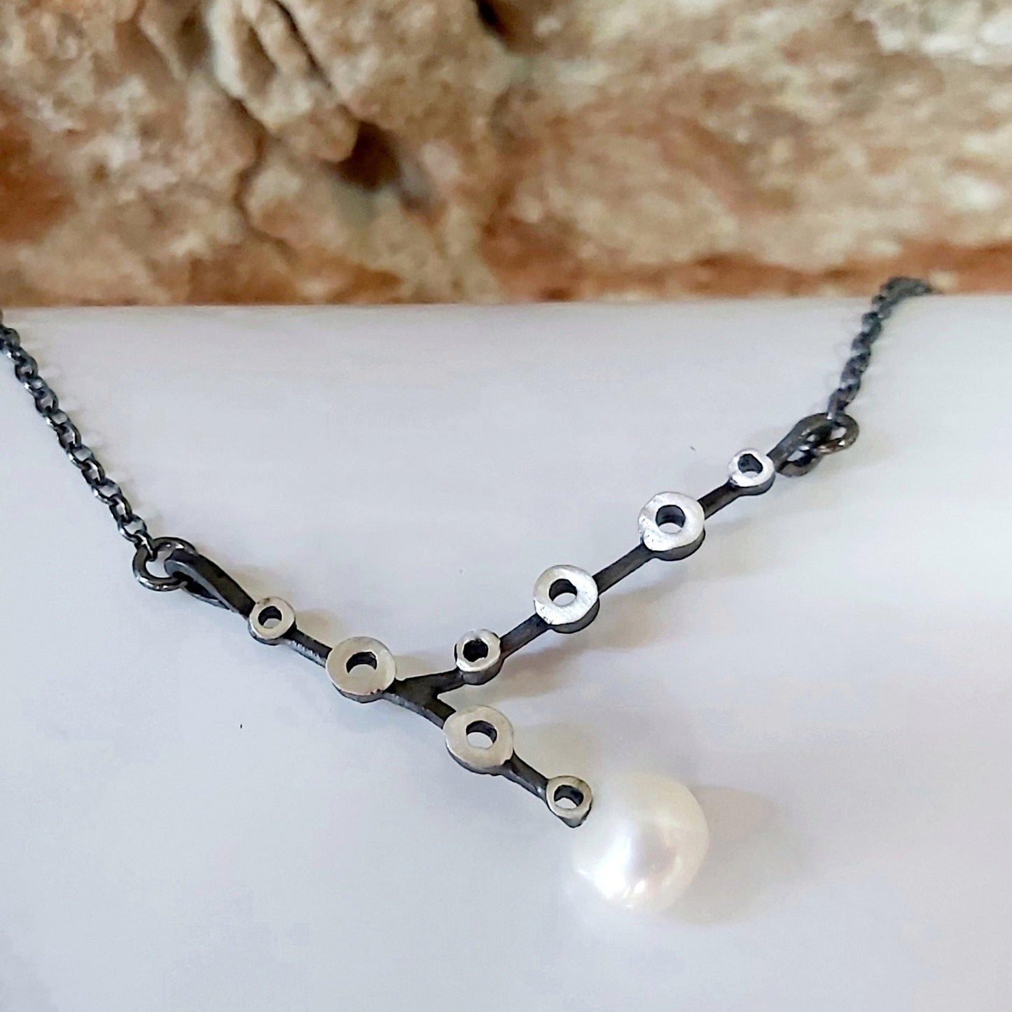 Colgante de plata mate y oxidada con perla cultivada de agua dulce. Colgante exclusivo mujer