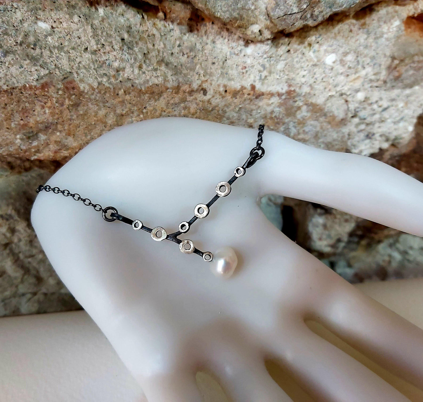 Colgante artesanal de plata para mujer con perla cultivada de agua dulce de la colección Circulos, realizado por Amparo Valencia