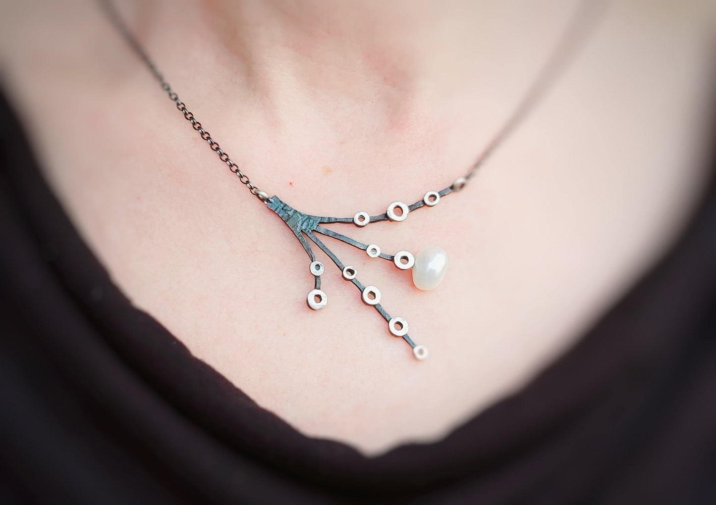 Colgante artesanal de plata para mujer con perla cultivada de agua dulce de la colección Circulos, realizado por Amparo Valencia