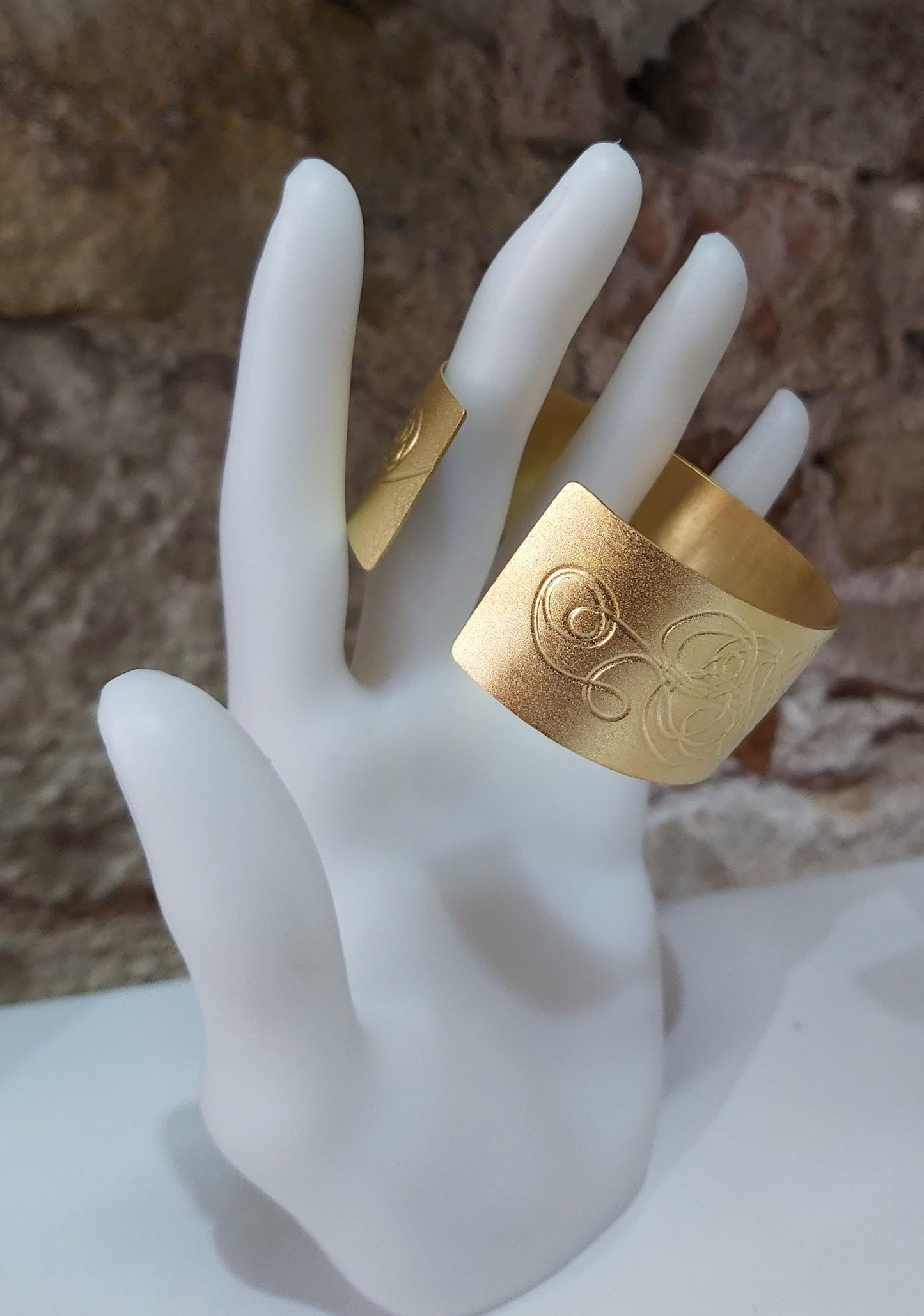 Brazalete exclusivo chapado en oro con grabado original. Hecho a mano por Amparo Valencia. de la colección Trazos . Joyería artesanal en Barcelona