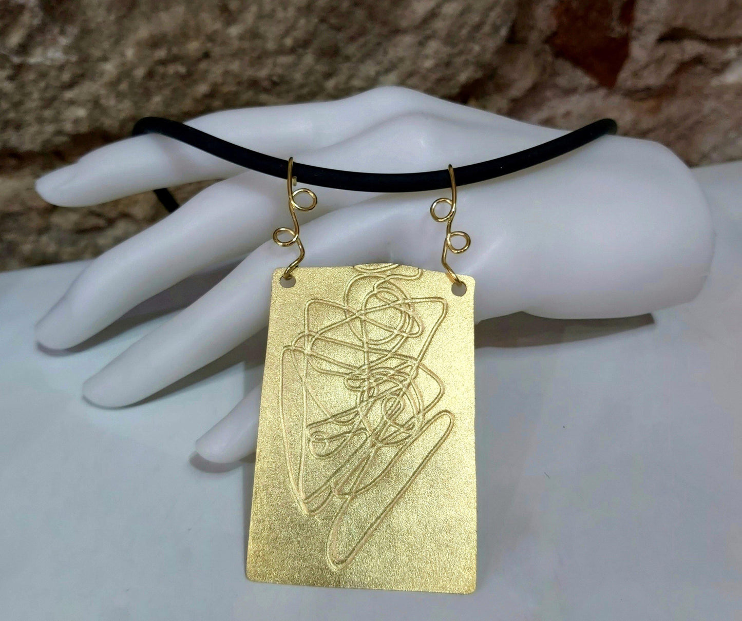 Colgante exclusivo chapado en oro con grabado original. Hecho a mano por Amparo Valencia en Barcelona