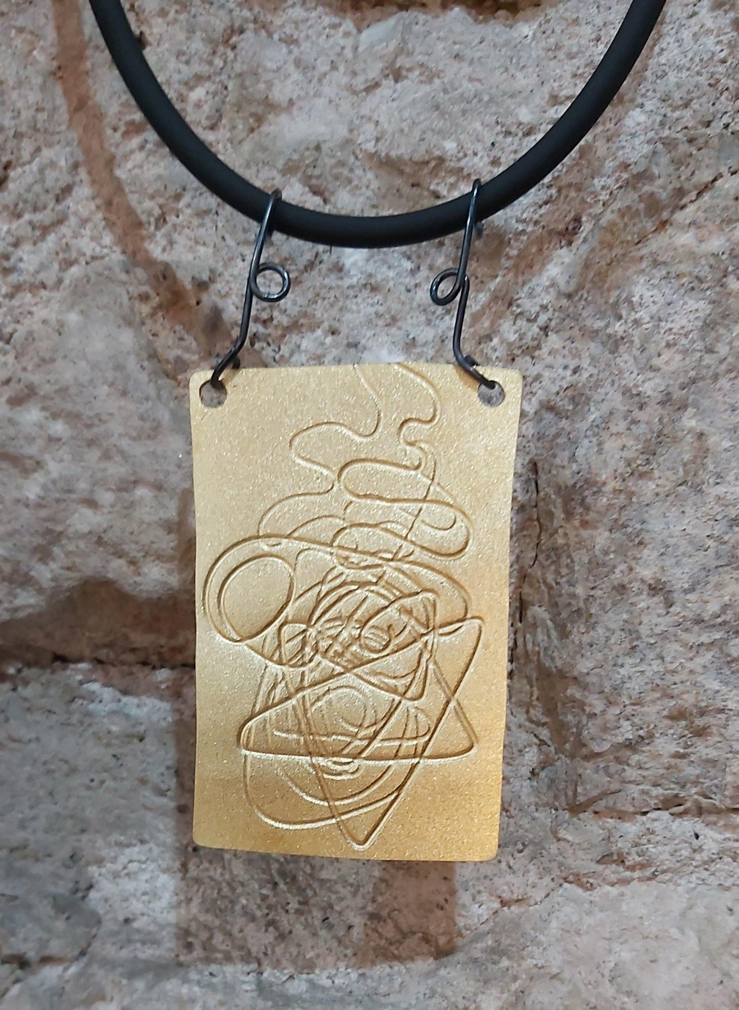 Colgante exclusivo chapado en oro con hilos de plata y grabado original de la colección Trazos. Hecho a mano por Amparo Valencia en Barcelona