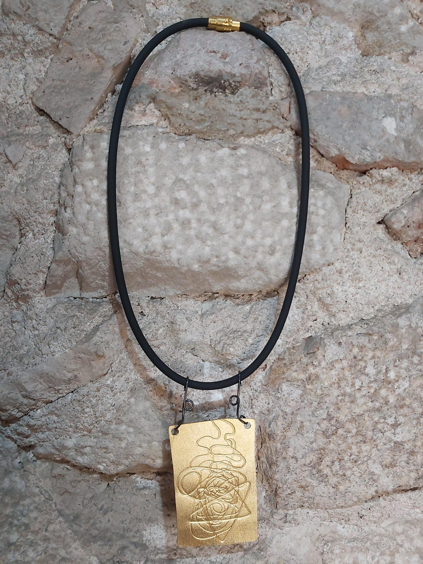 Colgante exclusivo chapado en oro con hilos de plata y grabado original de la colección Trazos. Hecho a mano por Amparo Valencia en Barcelona