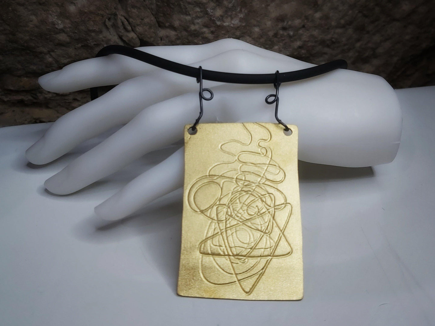 Colgante exclusivo chapado en oro con hilos de plata y grabado original. Hecho a mano por Amparo Valencia en Barcelona
