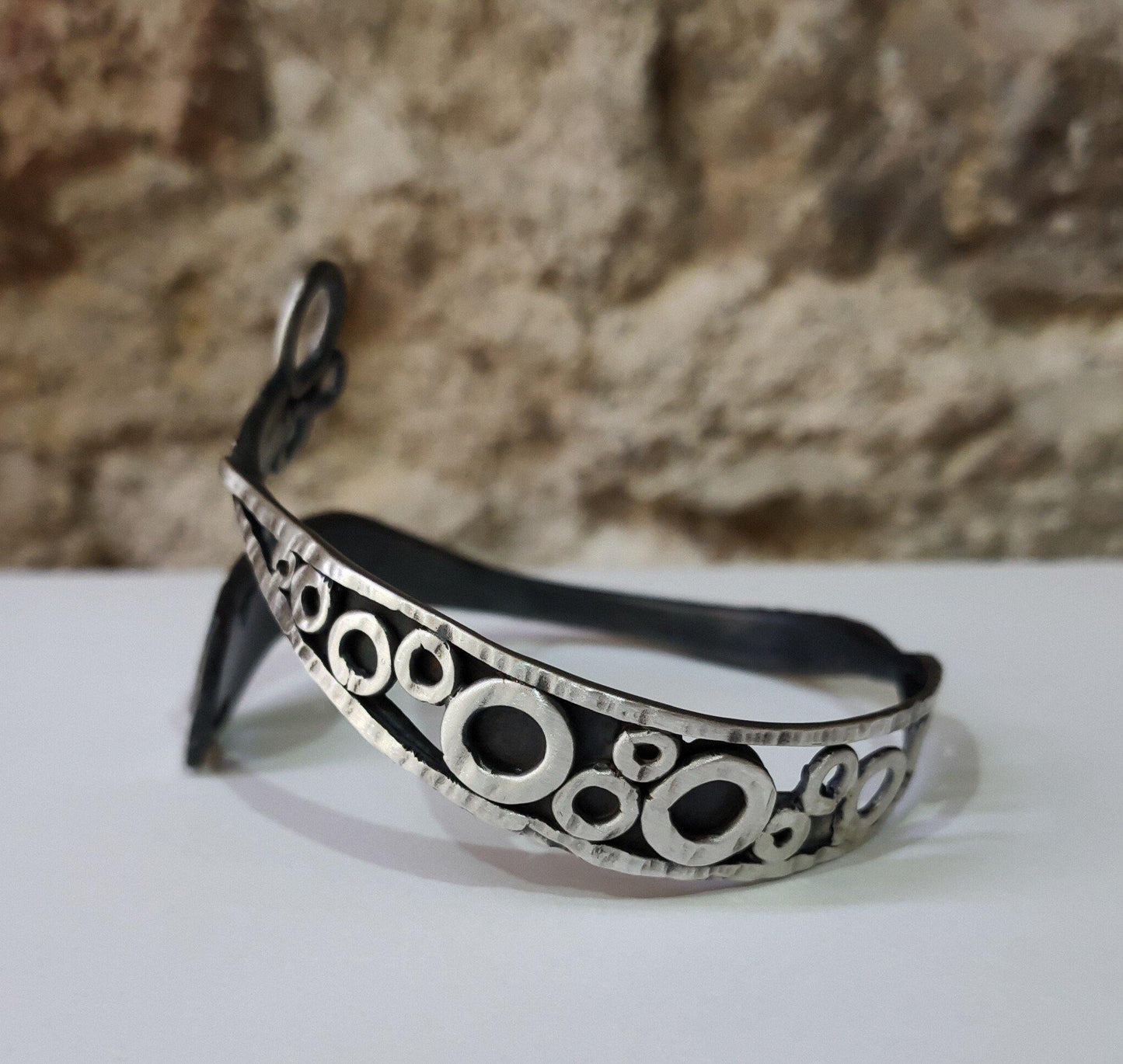 Brazalete original abierto de plata. Realizado artesanalmente por Amparo Valencia. Joyeria de autor en Barcelona
