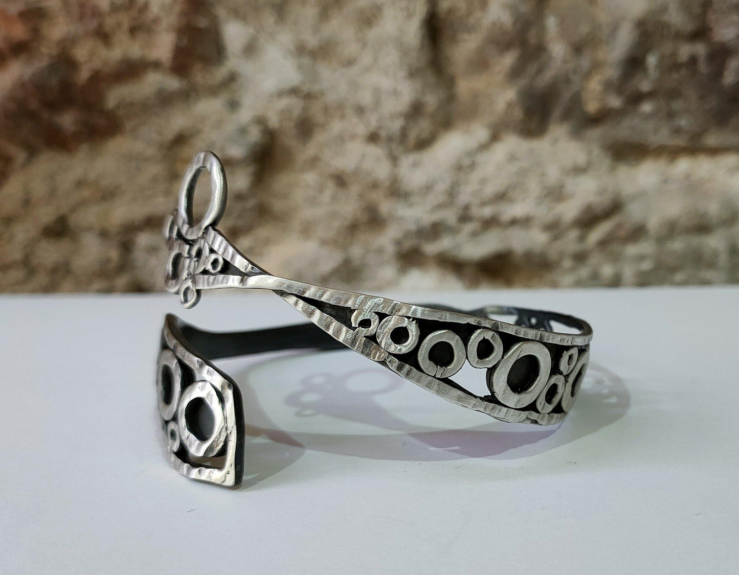 Brazalete original abierto de plata. Realizado artesanalmente por Amparo Valencia. Joyeria de autor en Barcelona