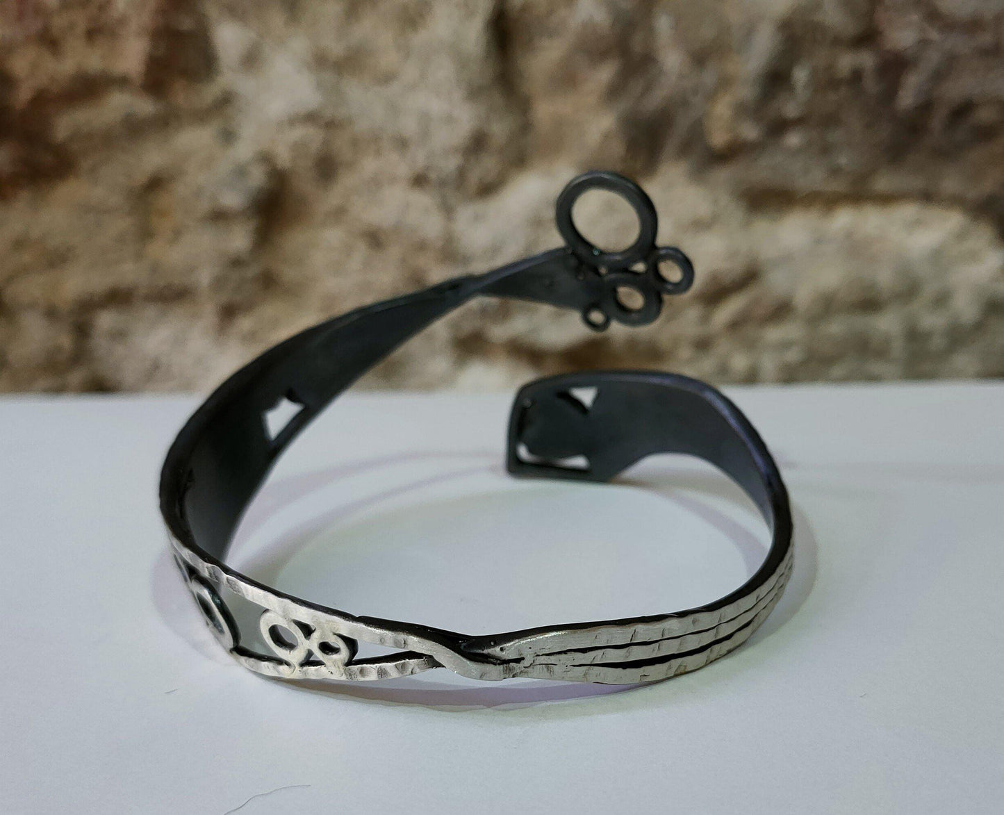 Brazalete original abierto de plata. Realizado artesanalmente por Amparo Valencia. Joyeria de autor en Barcelona
