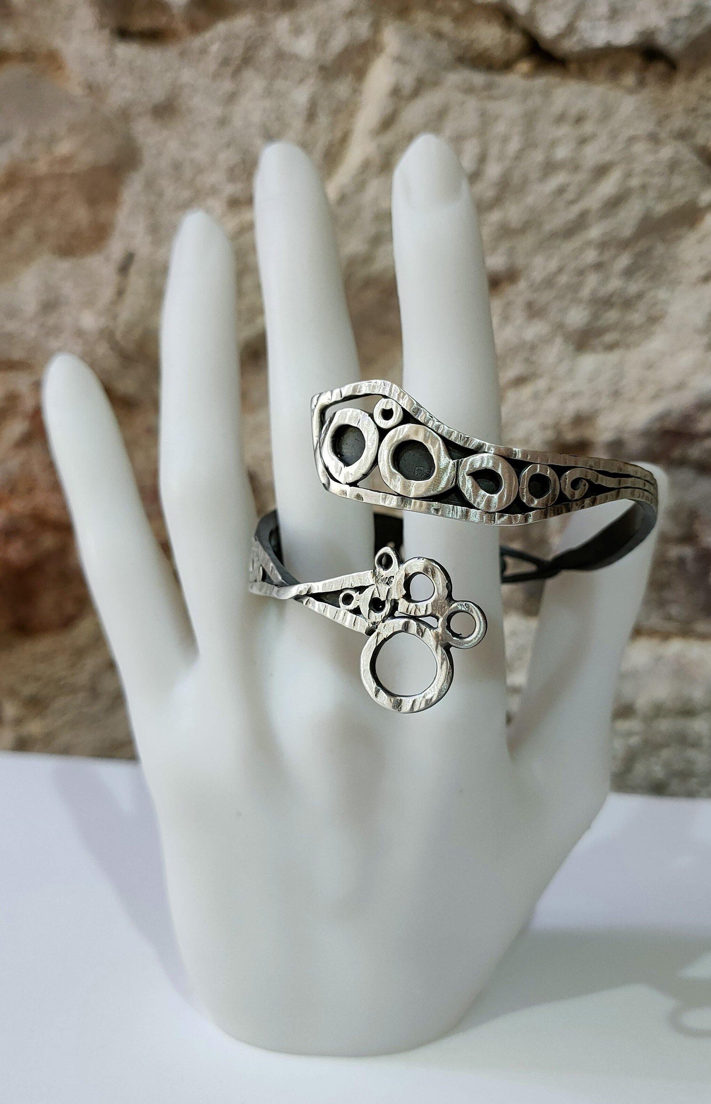 Brazalete original abierto de plata. Realizado artesanalmente por Amparo Valencia. Joyeria de autor en Barcelona