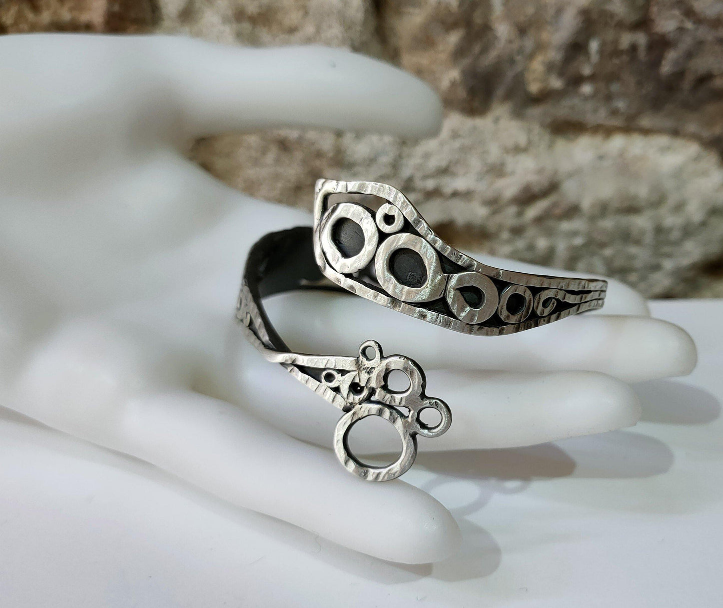 Brazalete original abierto de plata. Realizado artesanalmente por Amparo Valencia. Joyeria de autor en Barcelona