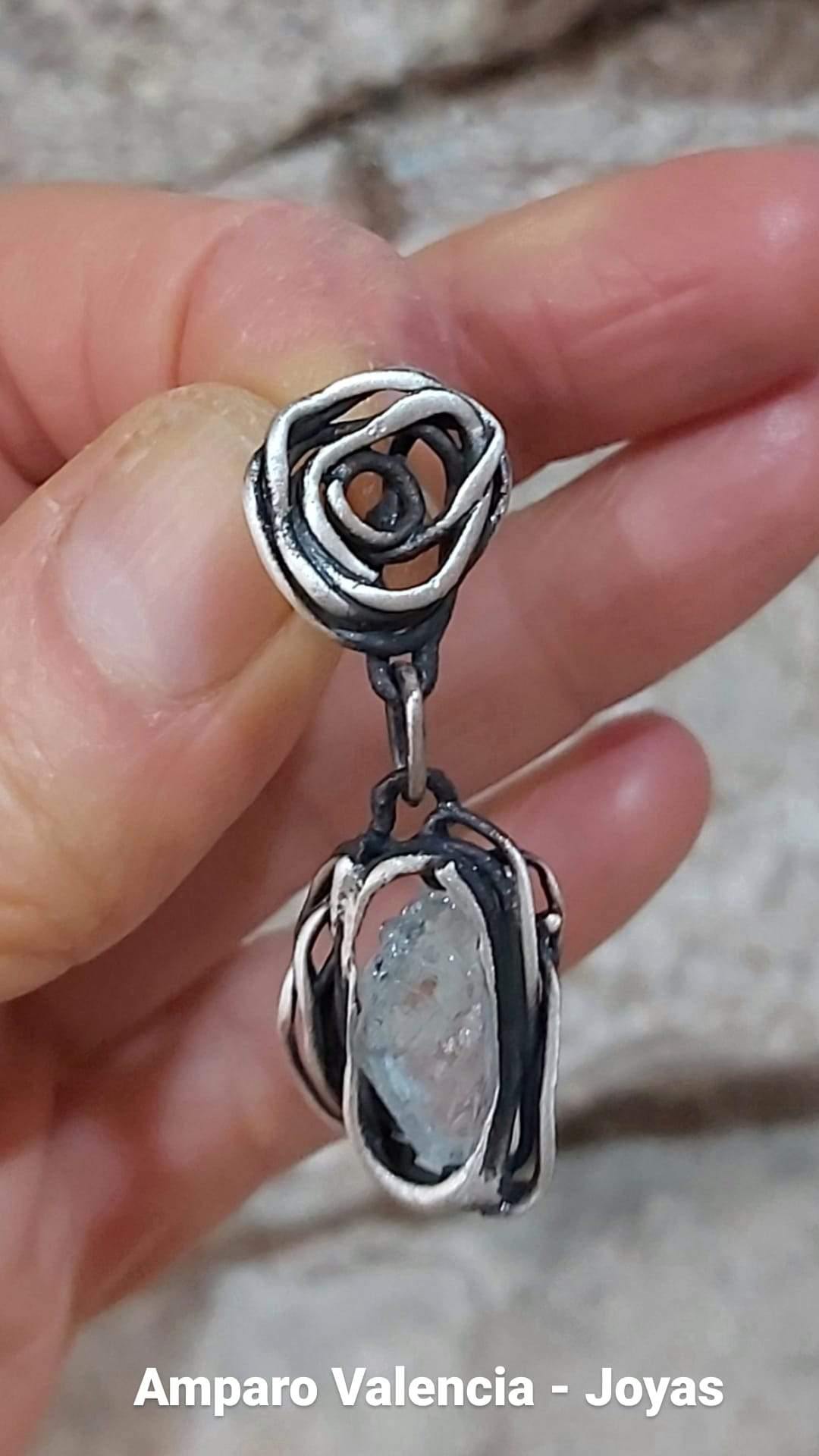 Pendientes exclusivos de plata con aguamarina natural. Pendientes únicos hechos a mano por Amparo Valencia