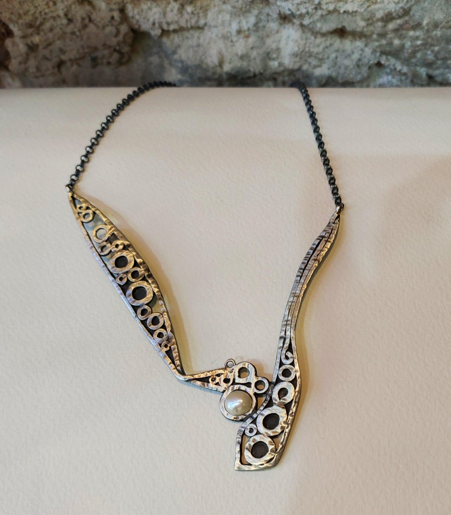 Collar hecho a mano de plata con perla.