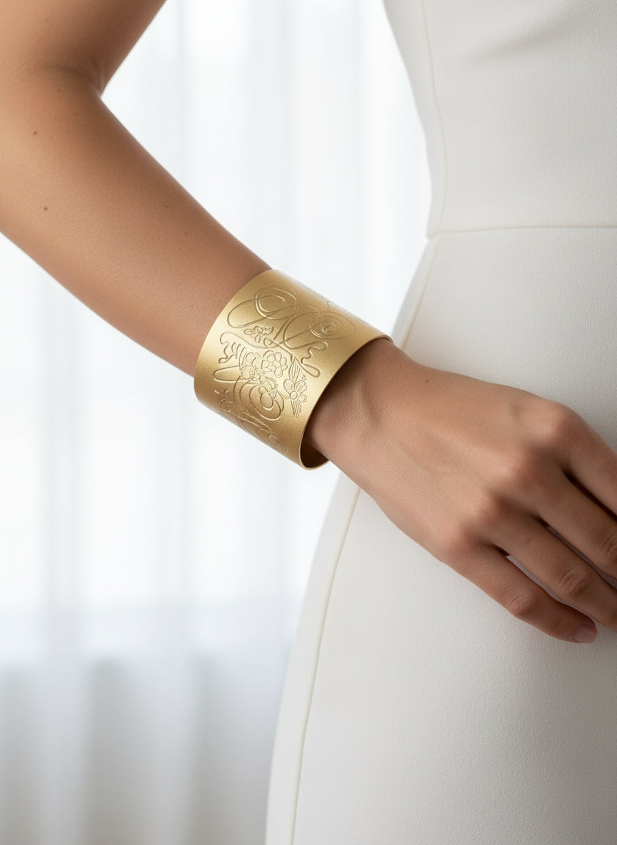 Large gold plated bracelet with original engraving. Strokes