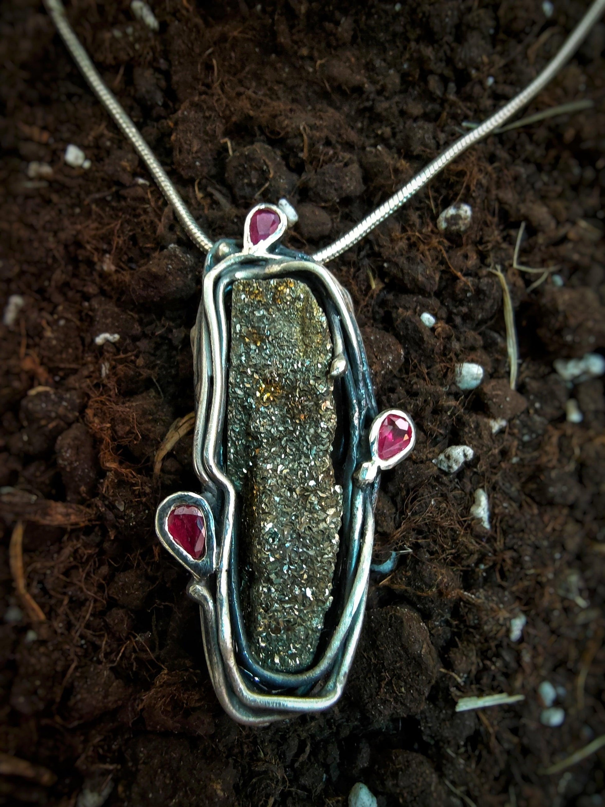 Colgante de plata con pirita y rubíes: una joya única y original - Amparo Valencia Joyas