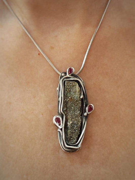 Colgante de plata con pirita y rubíes: una joya única y original - Amparo Valencia Joyas