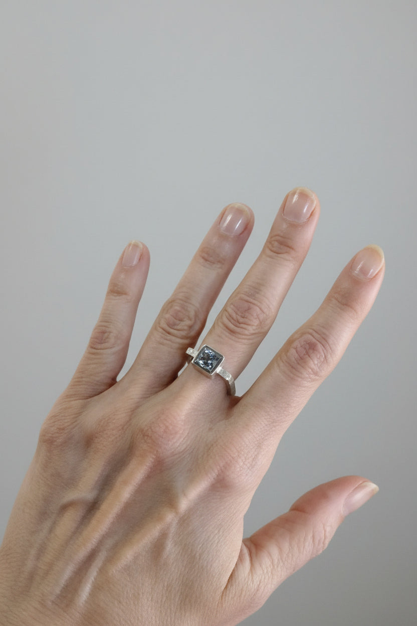 Anillo de plata texturada cuadrado con zirconita o topacio