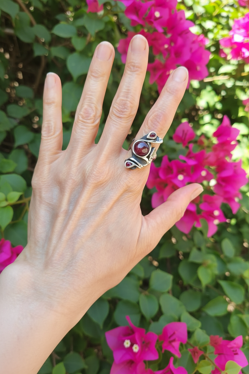 Anillo Único con rubi cabujón