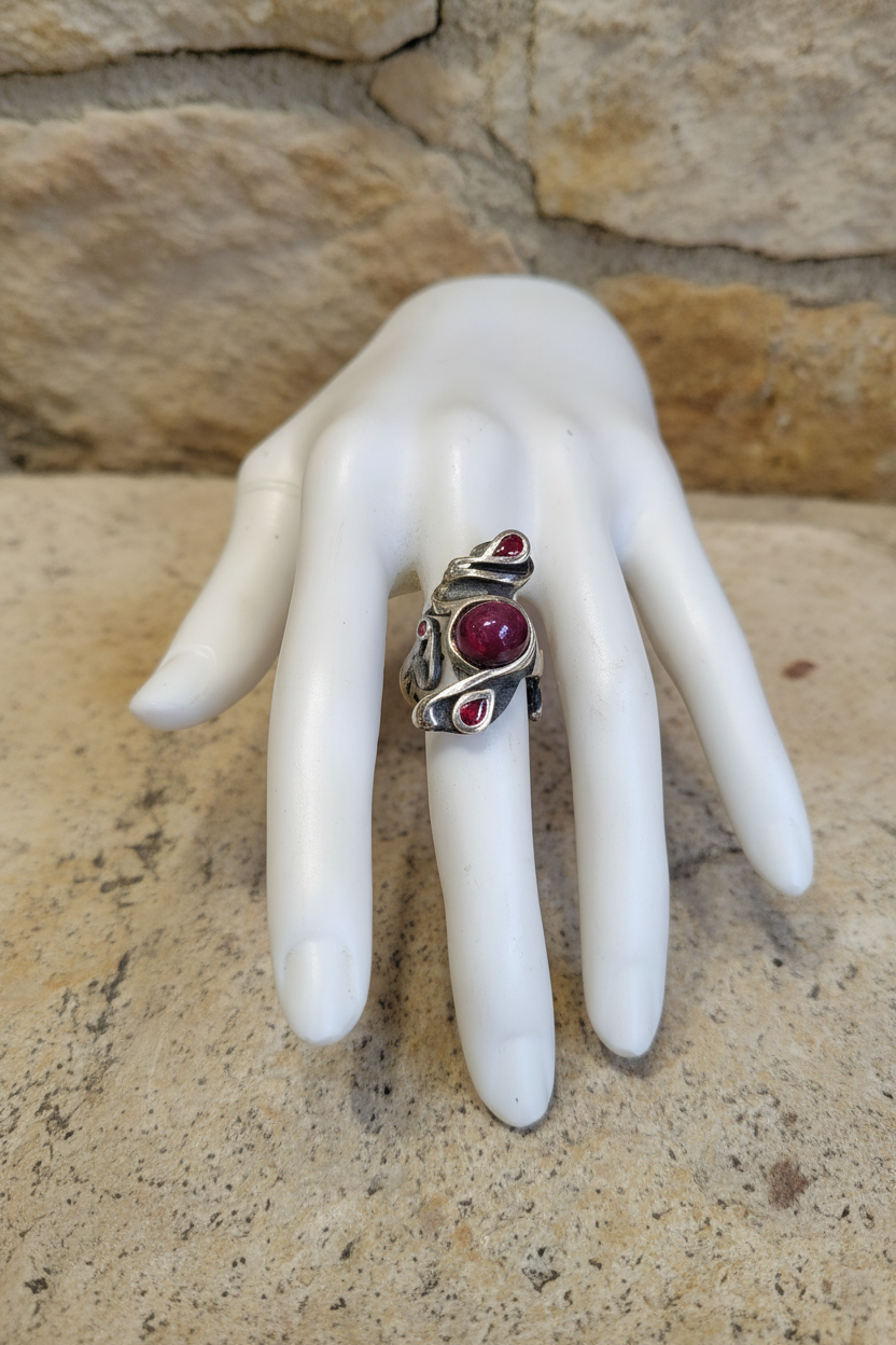 Anillo Único con rubi cabujón