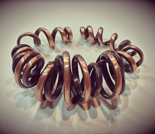 Brazalete de cobre de la colección Espiral, hecho a mano por Amparo Valencia. Joyería artesanal en Barcelona