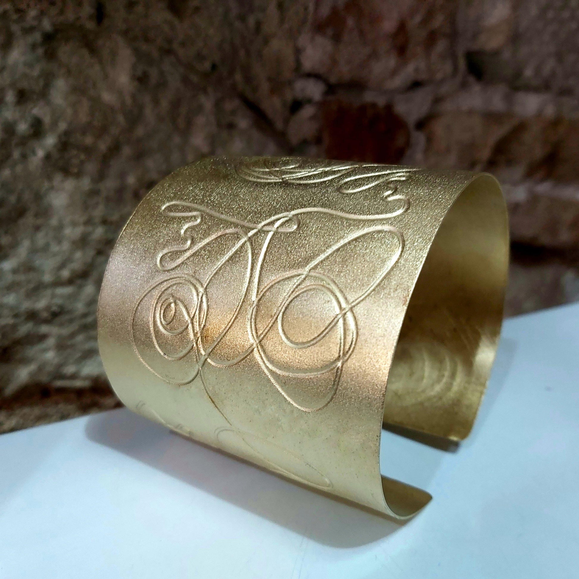 Brazalete, esclava chapado en oro con grabado original. Hecho a mano en Barcelona por Amparo Valencia