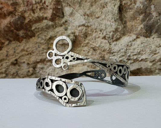 Brazalete original abierto de plata. Realizado artesanalmente por Amparo Valencia. Joyeria de autor en Barcelona