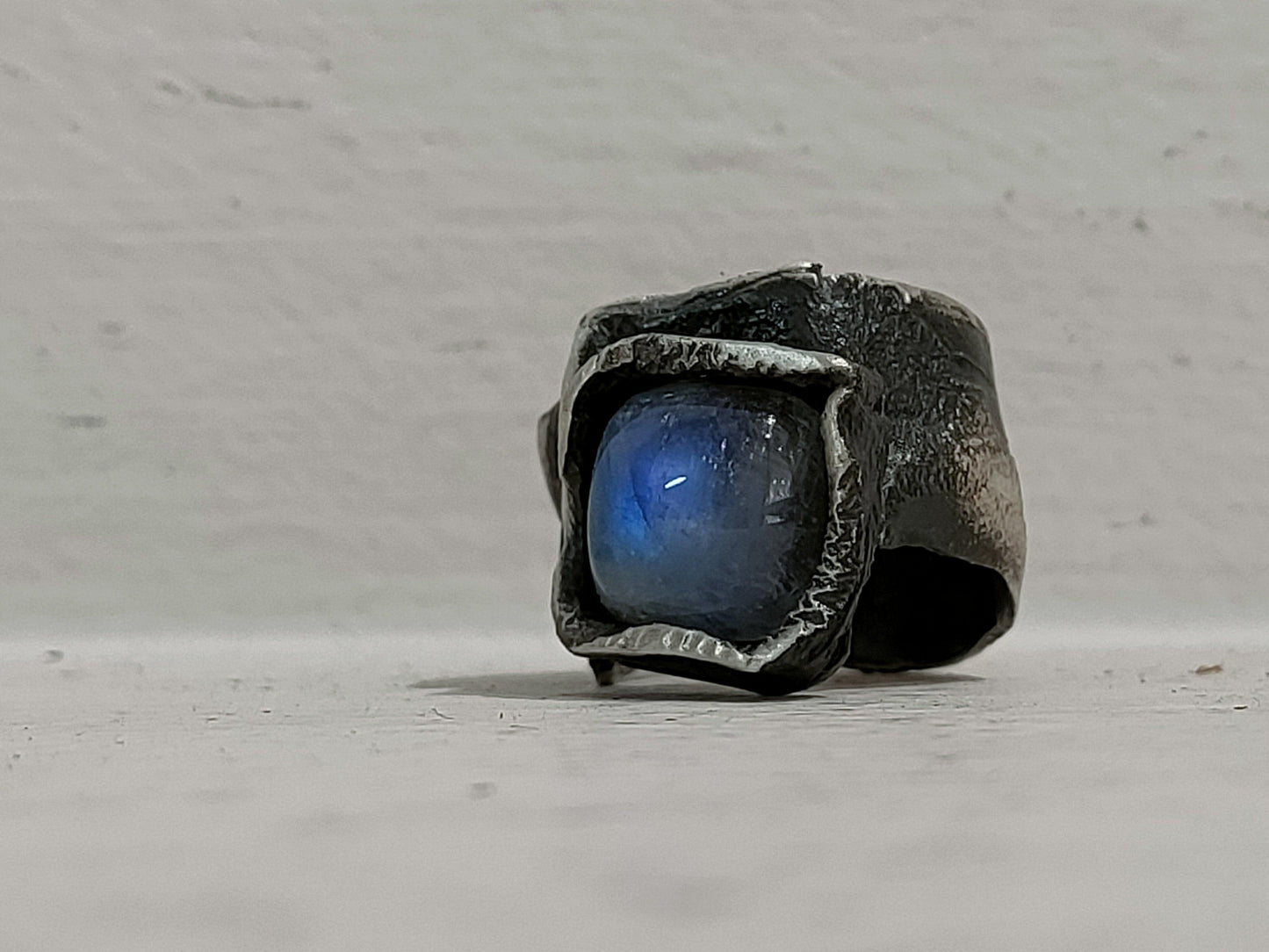 Anillo con piedra luna - Amparo Valencia Joyas