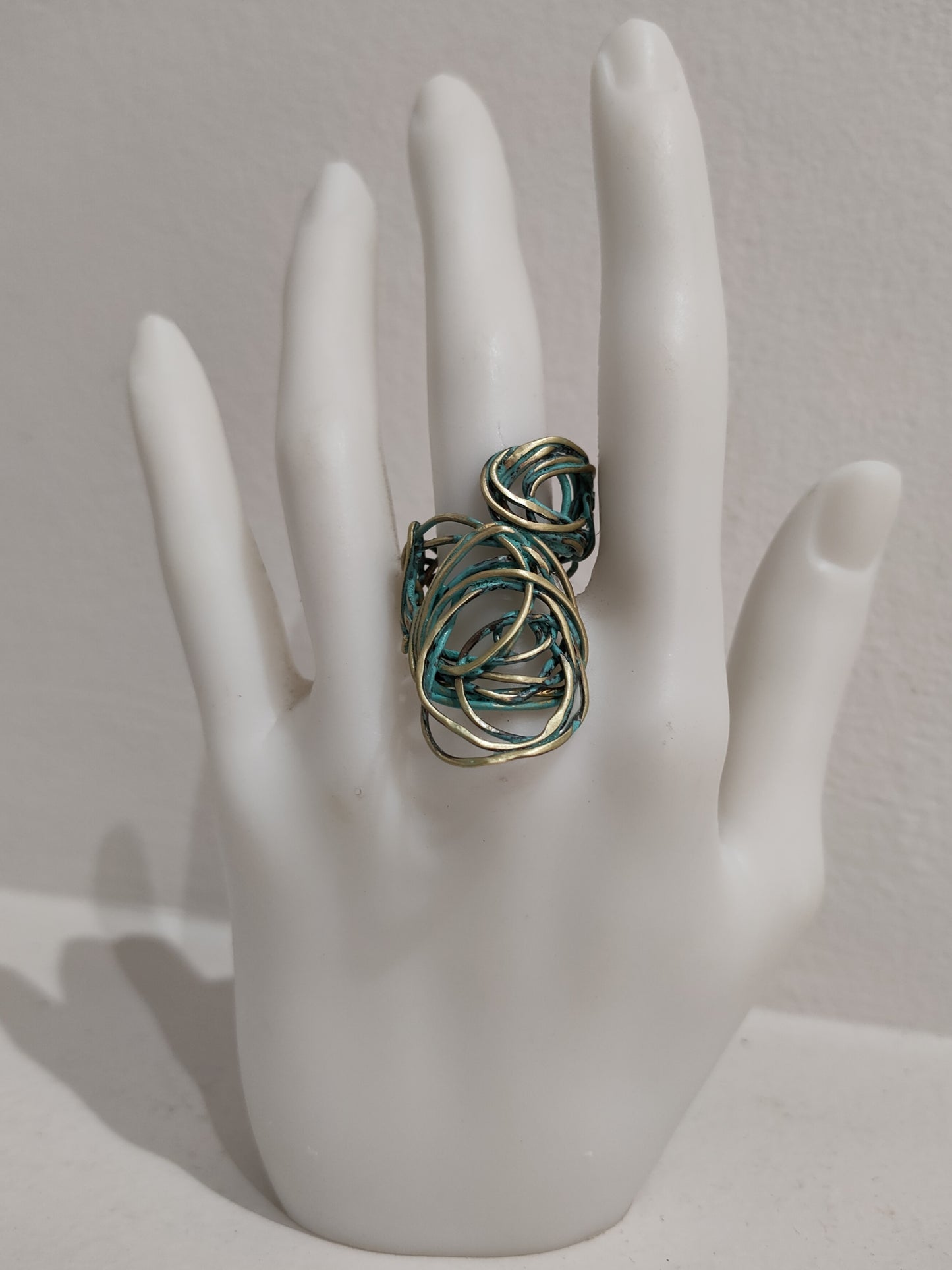 Anillo único de bronce y cobre con patina verde