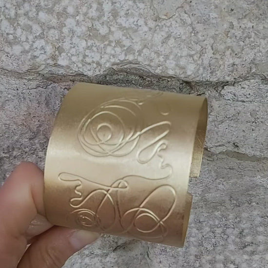 Brazalete exclusivo  chapado en oro con grabado original. Hecho a mano por Amparo Valencia. de la colección Trazos . Joyería artesanal en Barcelona