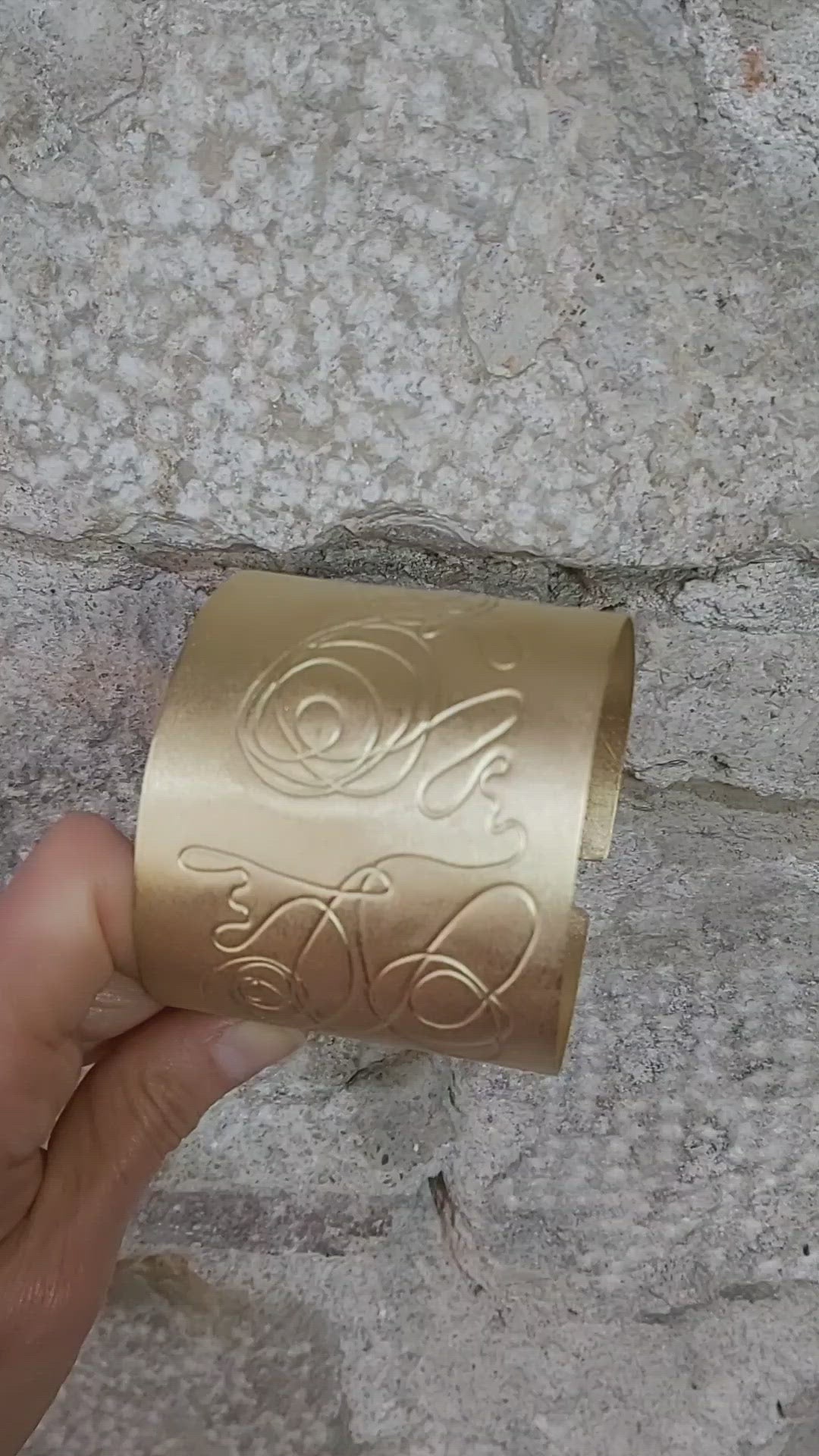 Brazalete exclusivo  chapado en oro con grabado original. Hecho a mano por Amparo Valencia. de la colección Trazos . Joyería artesanal en Barcelona