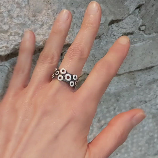 Anillo exclusivo de plata , hecho a mano por Amparo Valencia. Colección Circulos. Joyería artesanal en Barcelona